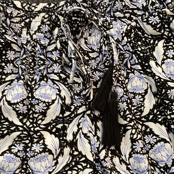 Luna Pants two side pockets with Tasso , elastic waist ban . Size s  never worn. - Picture 10 of 10